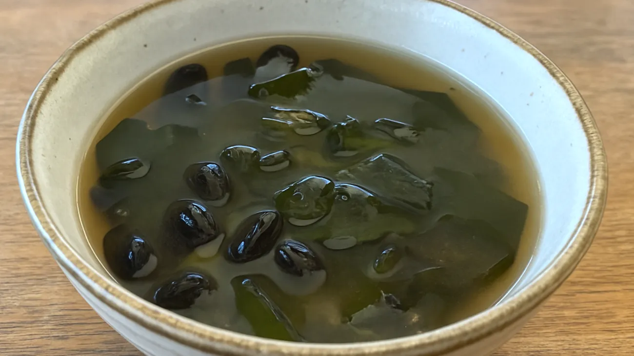 Miso-Suppe mit fermentierten schwarzen Bohnen und Algen"