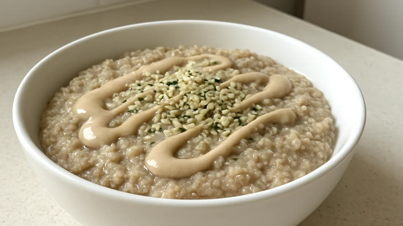 Ashwagandha-Quinoa-Porridge mit Tahini und Hanfsamen"