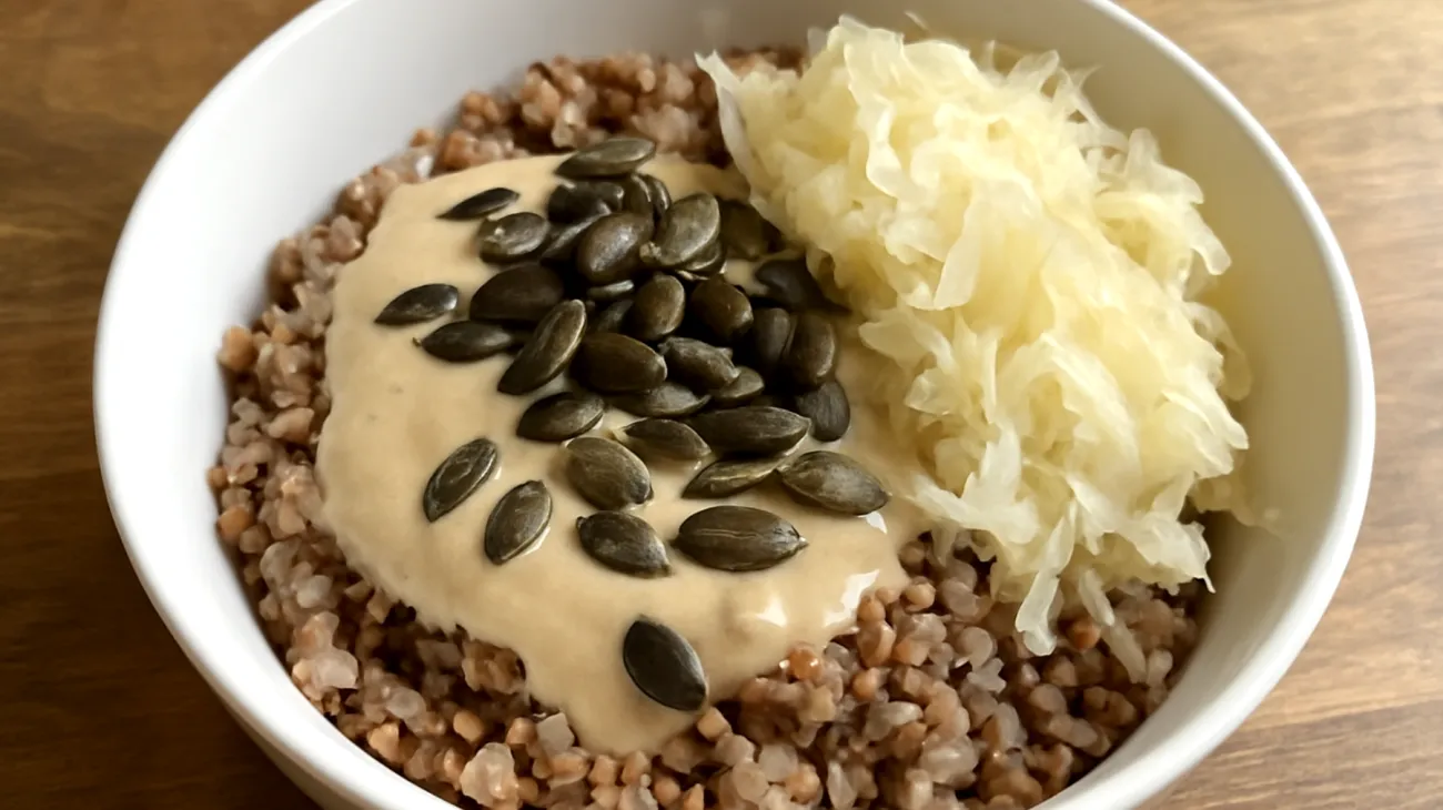 Buchweizen-Tahini-Bowl mit gerösteten Kürbiskernen und Sauerkraut"