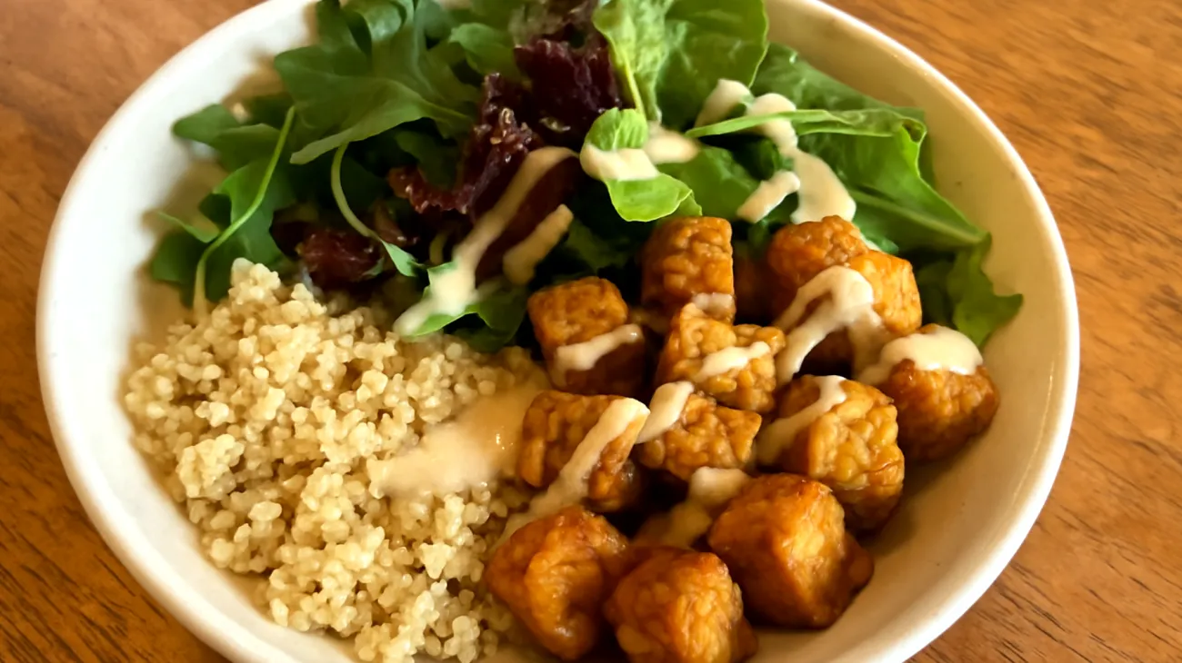Buddha Bowl mit Quinoa, geröstetem Tempeh und Tahini-Miso-Dressing"
