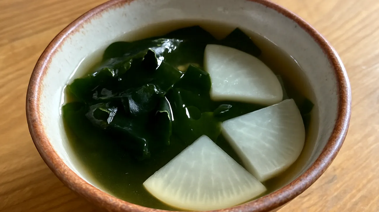 Miso-Suppe mit Wakame-Algen und Daikon-Rettich"