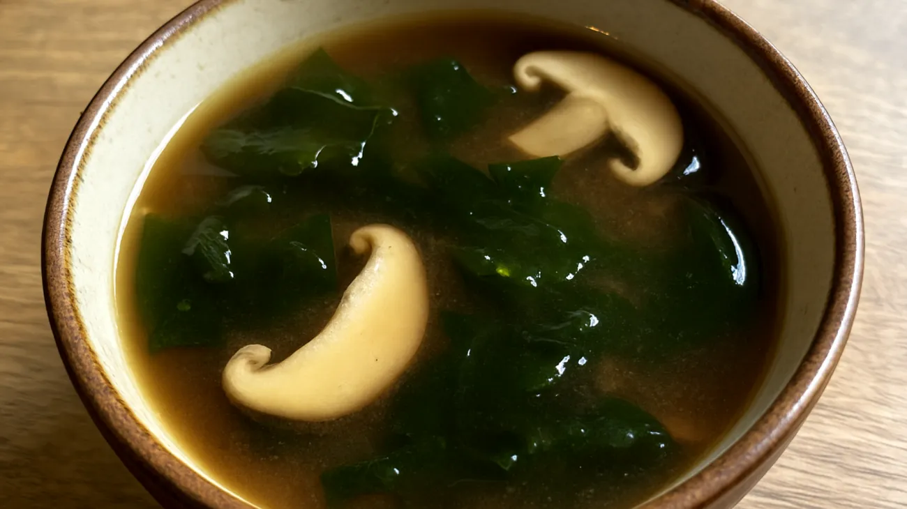 Miso-Suppe mit Wakame-Algen und Shiitake-Pilzen"