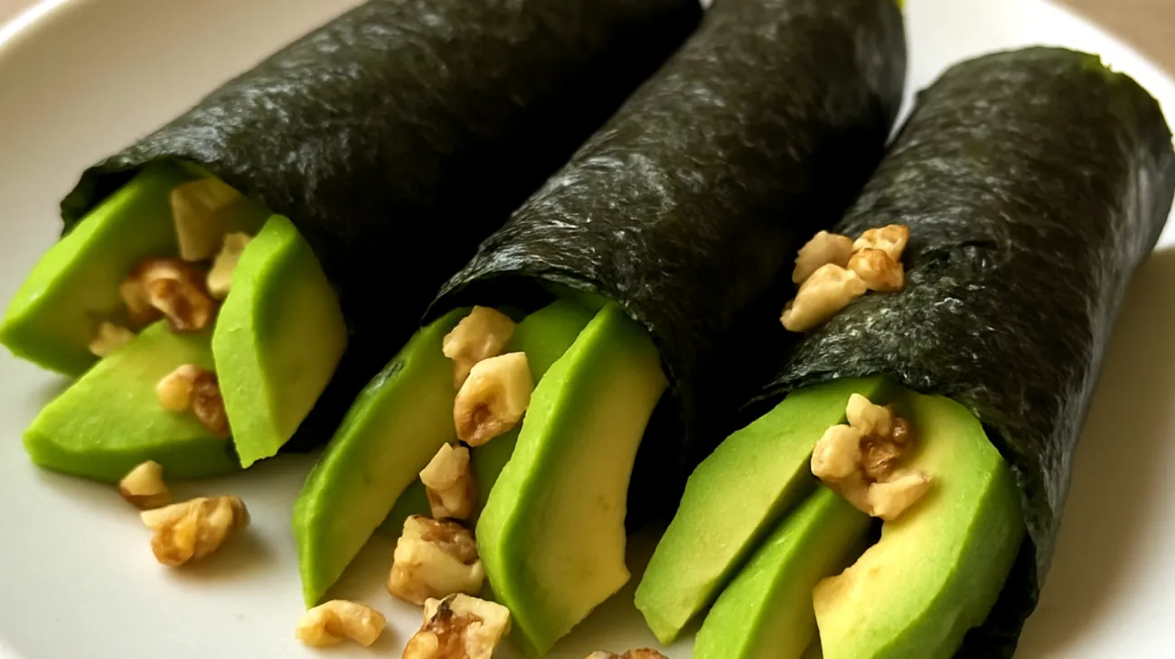 Nori-Algen-Wraps mit Walnüssen und Avocado"