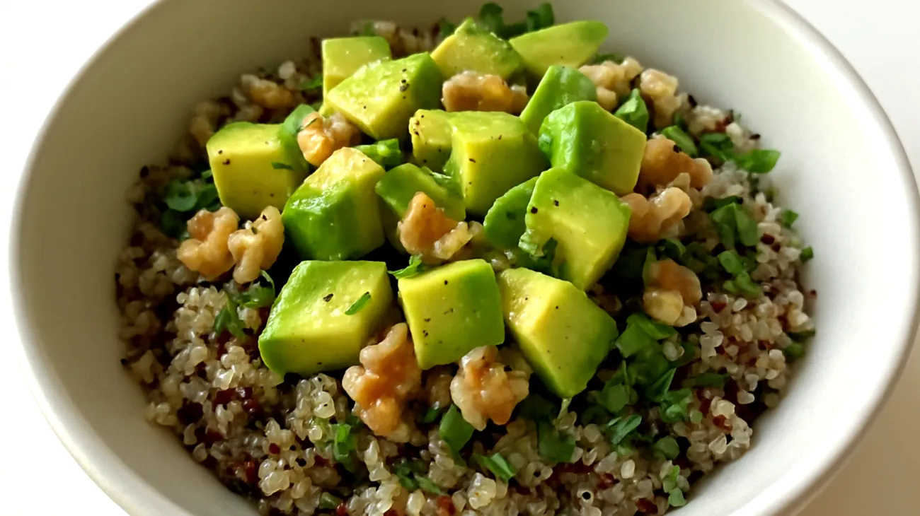 Quinoa-Salat mit Walnüssen und Avocado"