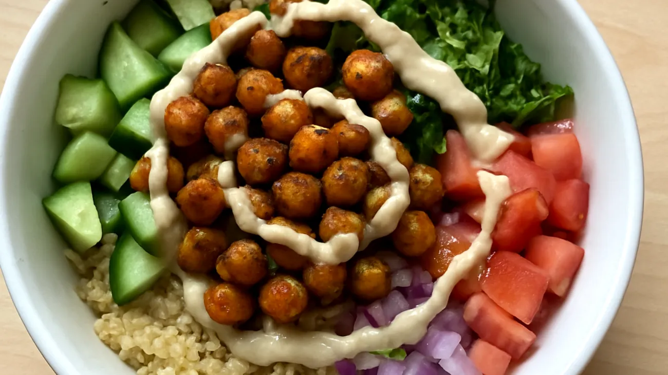 Quinoa-Salat mit gerösteten Kichererbsen und Tahini-Dressing"